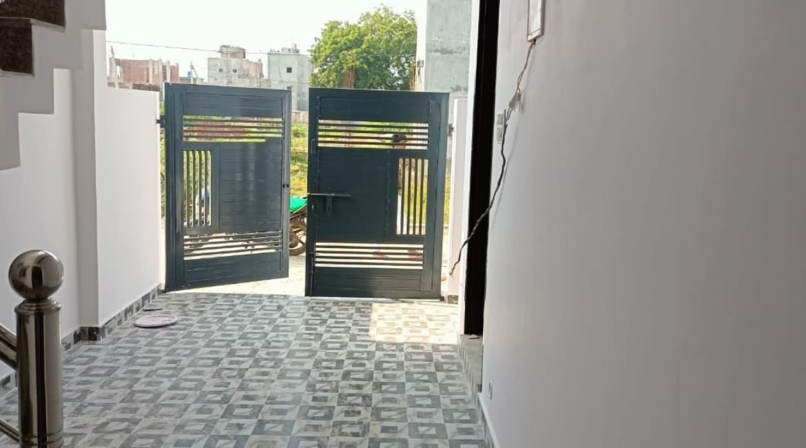 3 BHK Row House for Sale at Kursi Road