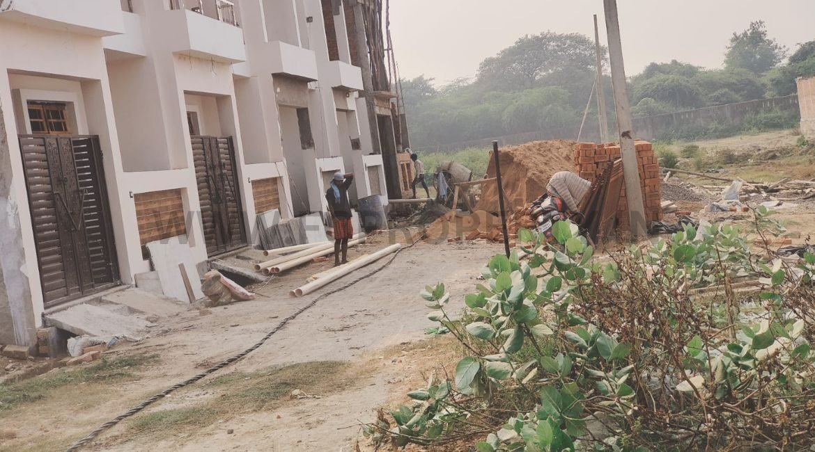 Ready to Move 2/3 BHK House for Sale in Kursi Road