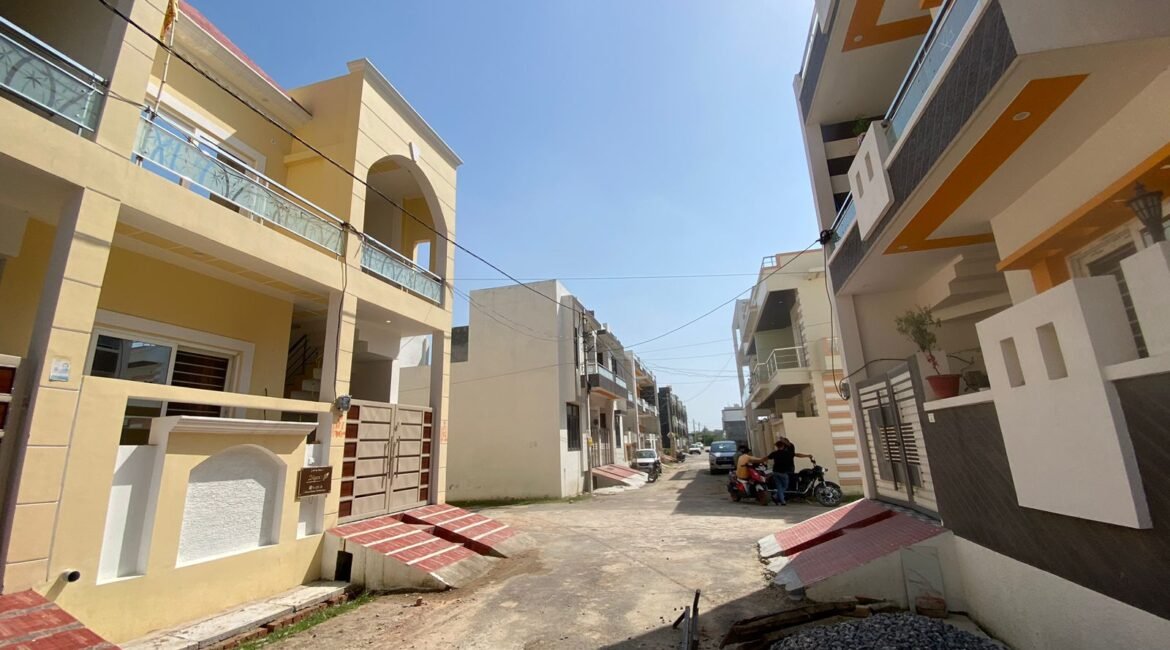 3 BHK House for Sale on Kursi Road | Modern Row House