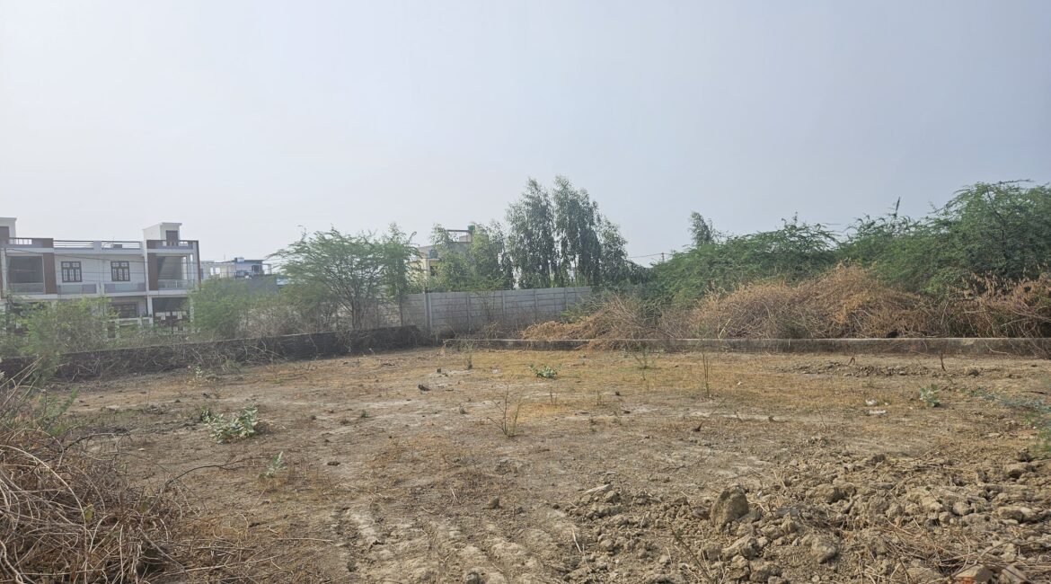 Plot for sale located at Hari Masjid in Municipal Corporation sport collage lko