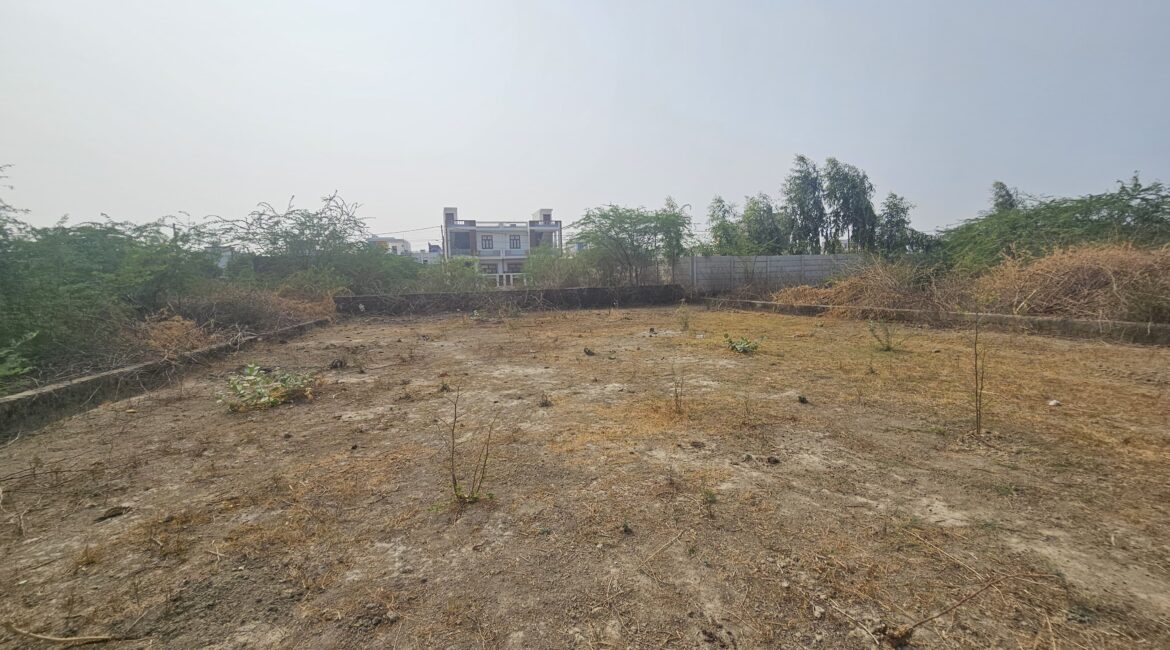 Plot for sale located at Hari Masjid in Municipal Corporation sport collage lko