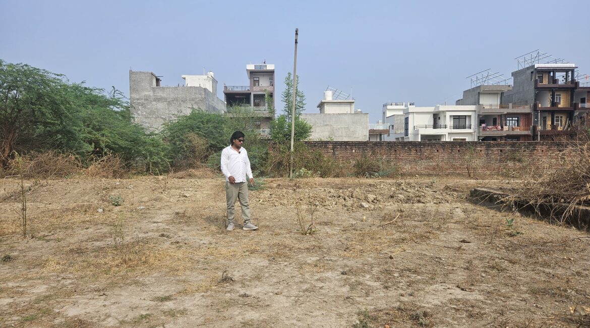 Plot for sale located at Hari Masjid in Municipal Corporation sport collage lko